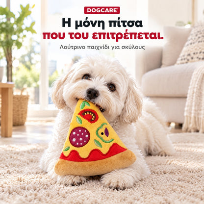 Σκυλάκι κρατά στο στόμα το λούτρινο παιχνίδι πίτσα